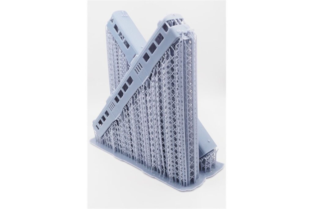 SLA-Resin-Detailmodell mit feinen Strukturen und Stützmaterial